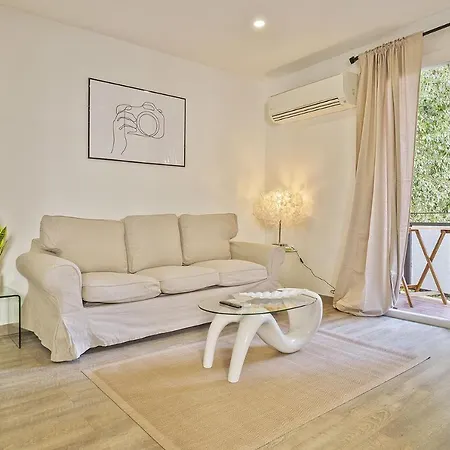 The White Flats Les Corts Apartment *