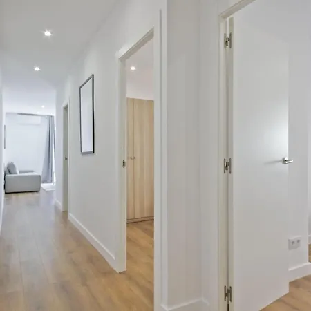 The White Flats Les Corts